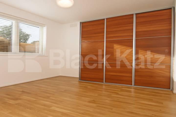 Bright 2-bed garden flat on Priory Road N8 with modern interiors and garden Priory Road, Muswell Hill 